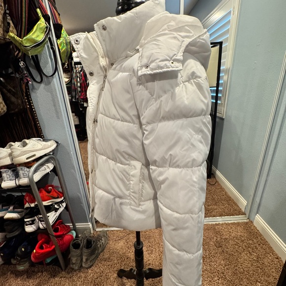 Like new Women's White Puffer Jacket - Picture 3 of 4